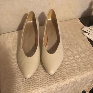 Westies Kitten heel Pumps Champagne in color US9